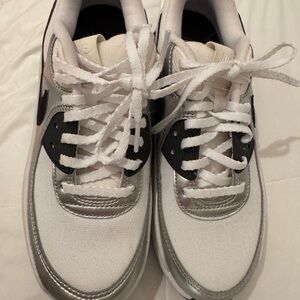Nike NWOT White and Silver AirMax size 7